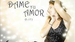 לניטה בשמלת ערב שחורה ונוצצת בתנוחת ריקוד על רקע לבן מנצנץ